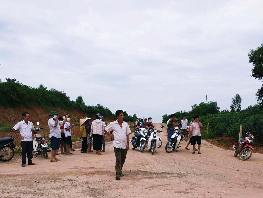 Lần này, Công ty TNHH MTV Gia Cầm Hòa Phát Phú Thọ tiếp tục tái diễn để chất thải gây ô nhiễm môi trường, khiến người dân không khỏi thắc mắc, phải chăng doanh nghiệp này quá coi thường pháp luật, coi nhẹ đời sống của người dân để bức tử môi trường nhằm thu lợi nhuận?. Trách nhiệm quản lý của lãnh đạo địa phương trong vấn đề này ở đâu, hay là biết sự việc nhưng không xử lý triệt để nên mới dẫn đến việc môi trường ô nhiễm nghiêm trọng như vậy?.