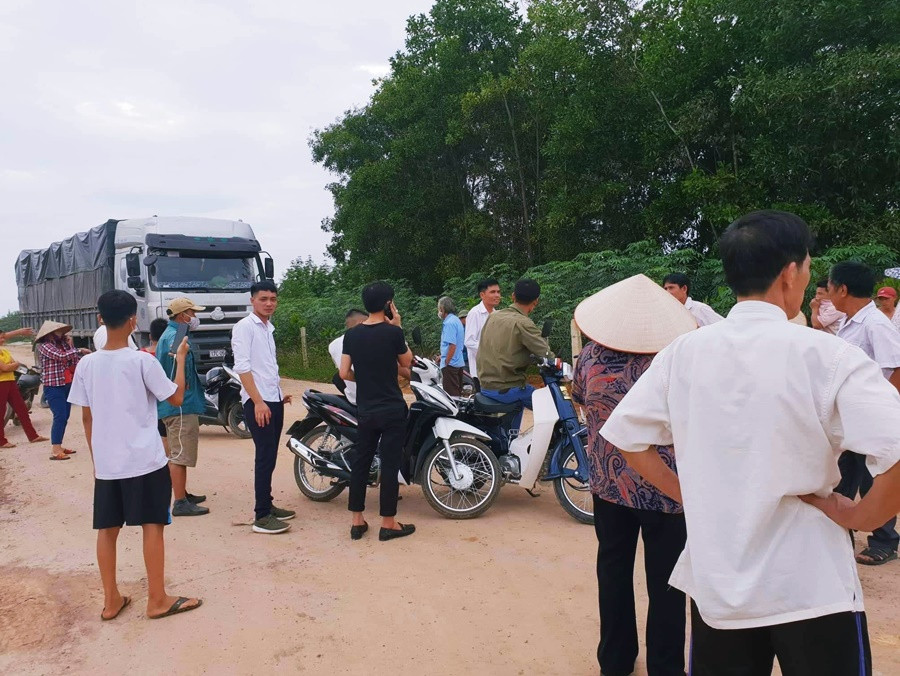 Do quá bức xúc trước việc Công ty TNHH MTV Gia cầm Hòa Phát Phú Thọ xả thải "bức tử" môi trường, người dân địa phương đã tập trung nhau phản đối, yêu cầu Công ty phải có phương án xử lý dứt điểm để đảm bảo vệ sinh môi trường, ổn định đời sống của người dân. Được biết, tháng 11/2018, Công ty TNHH MTV Gia Cầm Hòa Phát Phú Thọ từng bị Công an tỉnh này xử phạt hành chính số tiền 70 triệu đồng do “thực hiện không đúng một trong các nội dung báo cáo đánh giá tác động môi trường và yêu cầu trong quyết định phê duyệt Báo cáo đánh giá tác động môi trường” theo quy định của Chính phủ.