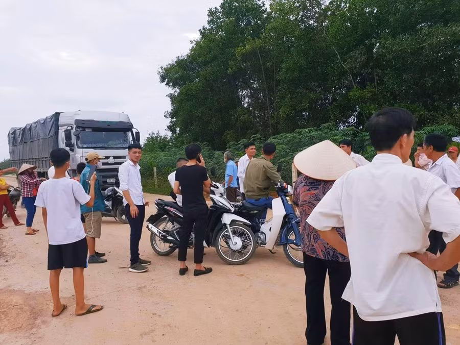 Do quá bức xúc trước việc Công ty TNHH MTV Gia cầm Hòa Phát Phú Thọ xả thải "bức tử" môi trường, người dân địa phương đã tập trung nhau phản đối, yêu cầu Công ty phải có phương án xử lý dứt điểm để đảm bảo vệ sinh môi trường, ổn định đời sống của người dân. Được biết, tháng 11/2018, Công ty TNHH MTV Gia Cầm Hòa Phát Phú Thọ từng bị Công an tỉnh này xử phạt hành chính số tiền 70 triệu đồng do “thực hiện không đúng một trong các nội dung báo cáo đánh giá tác động môi trường và yêu cầu trong quyết định phê duyệt Báo cáo đánh giá tác động môi trường” theo quy định của Chính phủ.