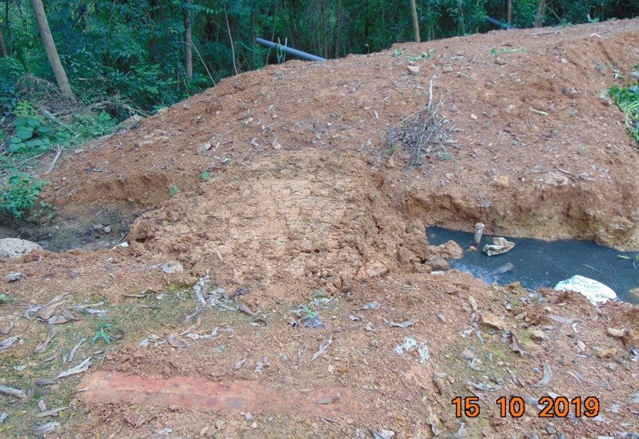 Các rãnh nước thoát từ ao chứa chảy ra ngoài, gia đình chủ hồ Ngả 2 cứ đắp lại, sau đó lại có người khơi ra.