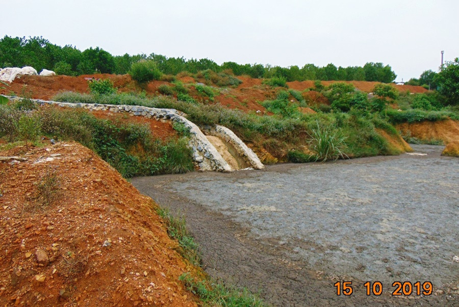 Trước thông tin sự việc, trao đổi với một số cơ quan truyền thông, ông Vi Tiến Cường - Chủ tịch UBND xã Đồng Lương (huyện Cẩm Khê, tỉnh Phú Thọ) và ông Lê Tuấn Anh - Phó giám đốc Công ty TNHH MTV Gia cầm Hòa Phát Phú Thọ cho biết, sự việc xảy ra là do mấy ngày gần đây trên địa bàn xảy ra mưa lớn kéo dài, nước từ khu vực đồi núi xung quanh dồn về các hồ xử lý chất thải và hồ sinh học của Công ty nên khiến nước bể thải sinh học tràn ra hồ Ngả 2 gây ô nhiễm môi trường.