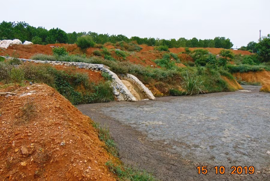 Trước thông tin sự việc, trao đổi với một số cơ quan truyền thông, ông Vi Tiến Cường - Chủ tịch UBND xã Đồng Lương (huyện Cẩm Khê, tỉnh Phú Thọ) và ông Lê Tuấn Anh - Phó giám đốc Công ty TNHH MTV Gia cầm Hòa Phát Phú Thọ cho biết, sự việc xảy ra là do mấy ngày gần đây trên địa bàn xảy ra mưa lớn kéo dài, nước từ khu vực đồi núi xung quanh dồn về các hồ xử lý chất thải và hồ sinh học của Công ty nên khiến nước bể thải sinh học tràn ra hồ Ngả 2 gây ô nhiễm môi trường.