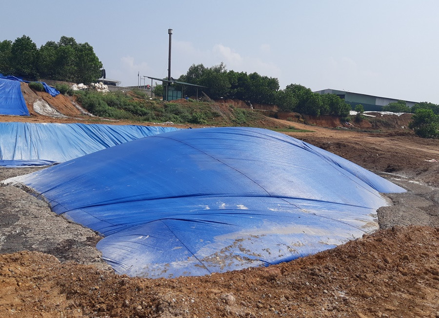 Những hố chôn lấp chất thải chỉ được đốc Công ty TNHH MTV Gia cầm Hòa Phát Phú Thọ thực hiện xử lý sơ sài.