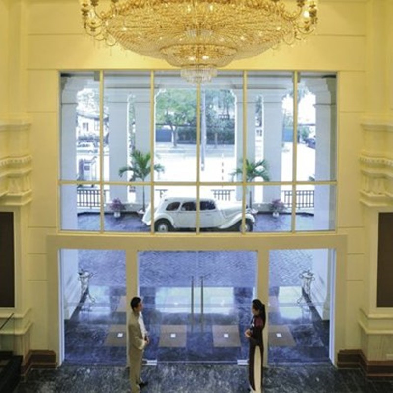 Nhân viên, an ninh khách sạn được bố trí tại nhiều vị trí để đón chào khách ra vào Movenpick. (Ảnh: TripAdvisor).