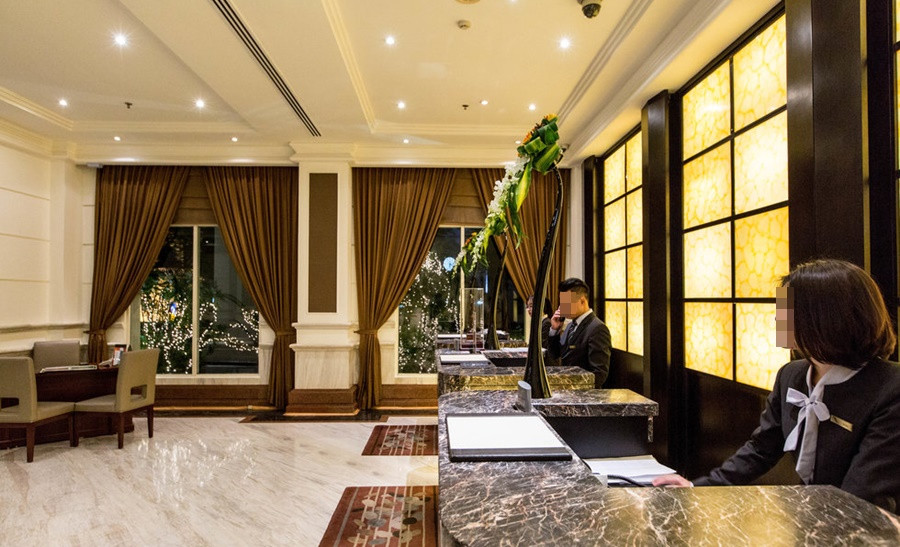 Khu vực quầy lễ tân tại Movenpick Hà Nội. (Ảnh: TripAdvisor).