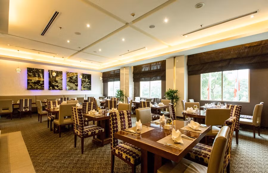 Các bàn ăn được bố trí trang trọng. (Ảnh: TripAdvisor).