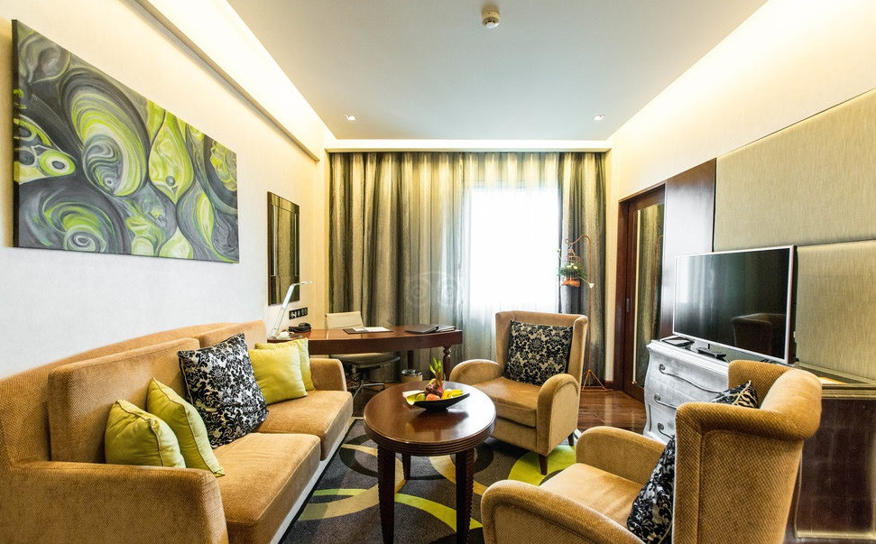 Tất cả các phòng tại Movenpick đều được lắp đặt các trang thiết bị hiện đại, bố trí các tiện nghi sang trọng như bàn làm việc, ghế sofa…, mang hơi hướng vừa cổ điển, vừa hiện đại. (Ảnh: TripAdvisor).