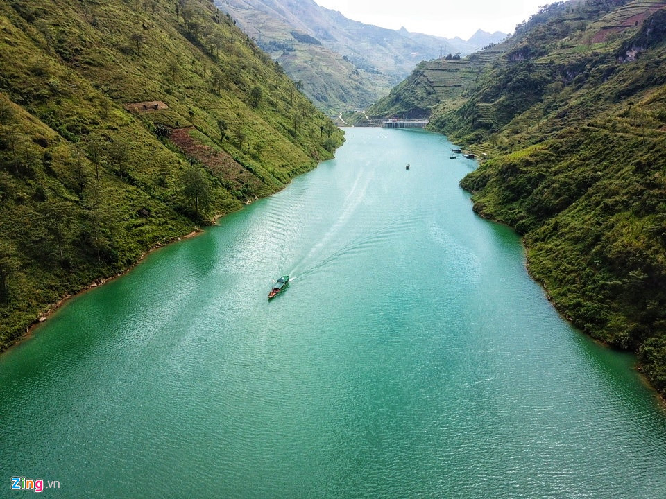 Vực sông Nho Quế chảy qua hẻm Tu Sản rồi bị chặn dòng bởi một công trình thủy lợi nằm dưới thung lũng khiến mặt sông phẳng lặng như hồ. Du khách thường sử dụng dịch vụ đi thuyền dạo sông Nho Quế.