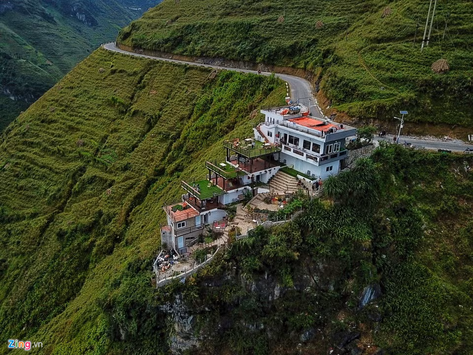 Mã Pì Lèng Panorama nhìn thẳng xuống lòng sông. Gọi là 7 tầng nhưng thực chất tòa nhà được thiết kế giật cấp từ mặt đường xuống đến sườn núi, mỗi tầng có 1 phòng ngủ. Phần mái bằng trên cùng không có phòng ở, chỉ có lan can để ngắm cảnh.