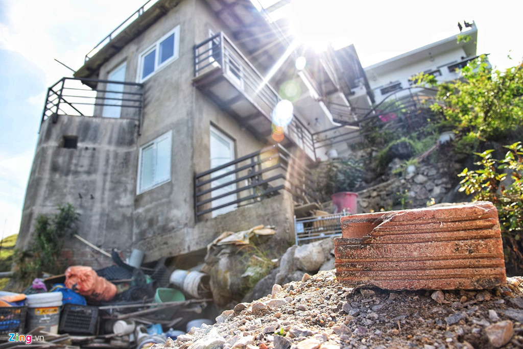 Quá trình kiểm tra cho thấy công trình này thiếu nhiều giấy tờ, thủ tục. Cụ thể, dự án chưa được cấp giấy chứng nhận đầu tư, công trình chưa được cấp phép xây dựng, chưa có văn bản thỏa thuận của Bộ VHTT&amp;DL. Sở VHTT&amp;DL tỉnh Hà Giang đã đề nghị xử lý chủ đầu tư công trình theo quy định của pháp luật, kiểm tra, xem xét tham mưu cấp giấy phép xây dựng theo quy định của Luật Xây dựng.