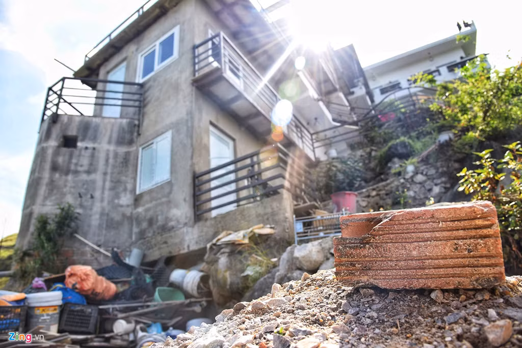 Quá trình kiểm tra cho thấy công trình này thiếu nhiều giấy tờ, thủ tục. Cụ thể, dự án chưa được cấp giấy chứng nhận đầu tư, công trình chưa được cấp phép xây dựng, chưa có văn bản thỏa thuận của Bộ VHTT&amp;DL. Sở VHTT&amp;DL tỉnh Hà Giang đã đề nghị xử lý chủ đầu tư công trình theo quy định của pháp luật, kiểm tra, xem xét tham mưu cấp giấy phép xây dựng theo quy định của Luật Xây dựng.