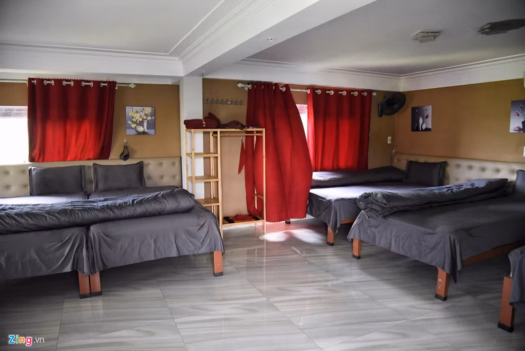 Phòng ngủ có nhiều khung giá tùy thuộc vào việc du khách lựa chọn ngủ riêng hay chung. Khi phóng viên có mặt, các phòng này không có người ở nhưng lễ tân cho hay không còn 1 chỗ nghỉ nào và du khách phải đặt chỗ cả tháng trước đó.