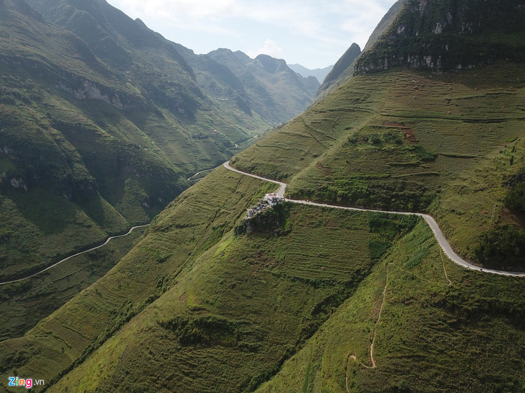 Nhiều du khách tỏ ra thích thú khi ngắm cảnh Mã Pí Lèng từ ban công của tòa nhà, nhưng cũng có nhiều ý kiến cho rằng tòa nhà là khối bê tông xấu xí, là "cái gai" hay "cái răng sâu" làm phá vỡ cảnh quan chung của con đèo được mệnh danh là một trong "Tứ Đại Đỉnh Đèo" của vùng núi phía bắc.