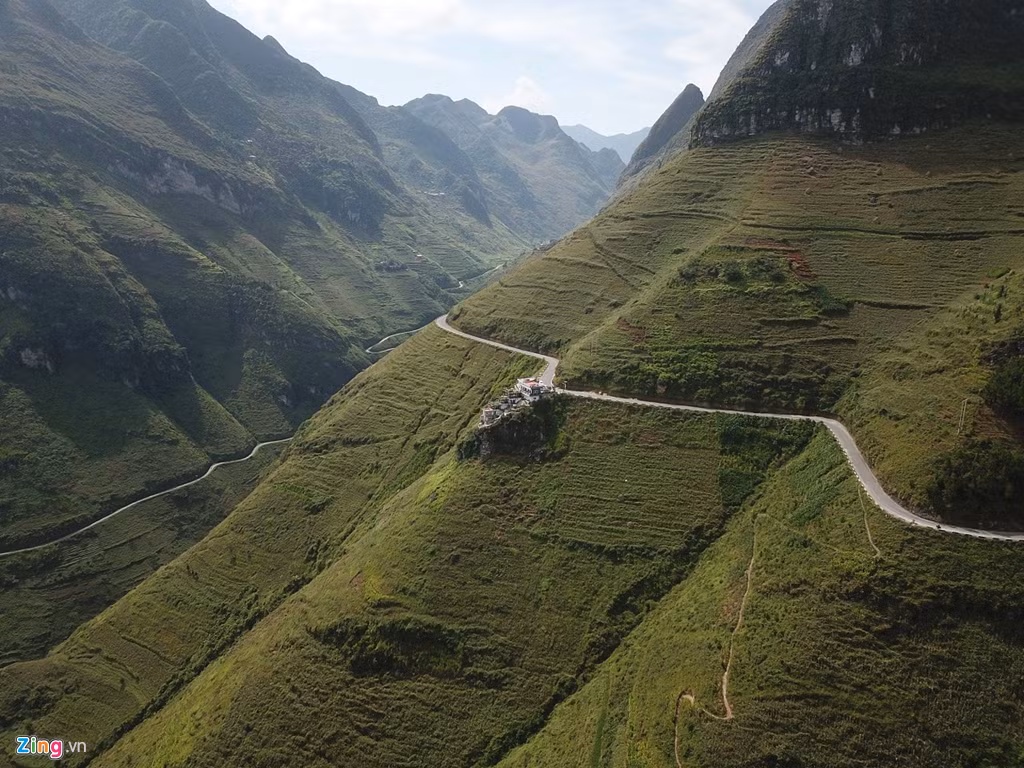 Nhiều du khách tỏ ra thích thú khi ngắm cảnh Mã Pí Lèng từ ban công của tòa nhà, nhưng cũng có nhiều ý kiến cho rằng tòa nhà là khối bê tông xấu xí, là "cái gai" hay "cái răng sâu" làm phá vỡ cảnh quan chung của con đèo được mệnh danh là một trong "Tứ Đại Đỉnh Đèo" của vùng núi phía bắc.