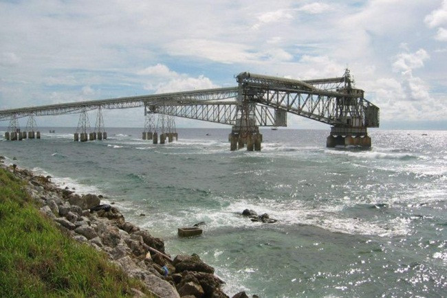 Các công ty nước ngoài nhảy vào khai thác sau đó người dân của Nauru khai thác để bán hồi năm 1968 khi giành được độc lập từ Anh.