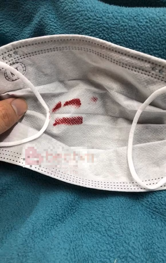 Co nang mung “roi nuoc mat” khi lay chiec khau trang dinh son de thu chong-Hinh-2