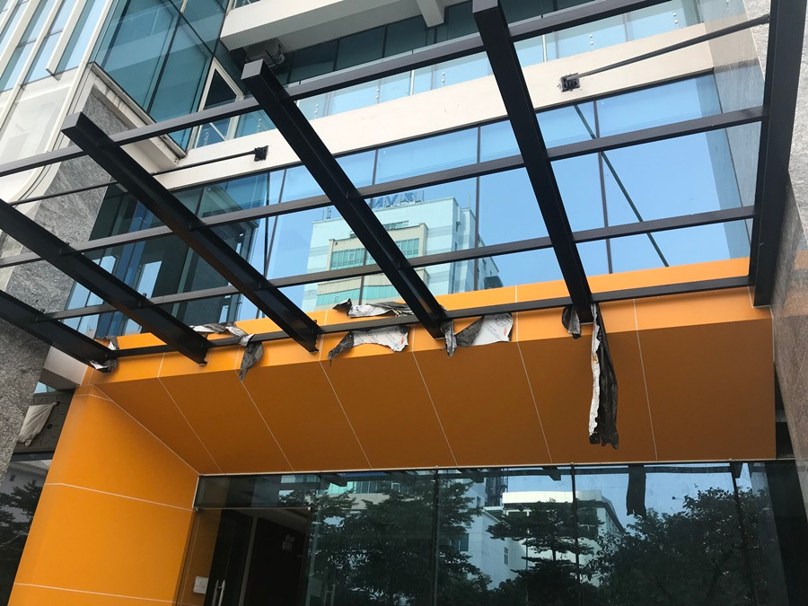 Đến đầu năm 2014, Vinaconex 1 bất ngờ rút lui, thay vào đó là sự xuất hiện của Công ty CP đầu tư Lạc Hồng với vai trò là nhà thầu mới của dự án. Sau khi thay đổi nhà thầu, dự án được khởi động trở lại. Tuy nhiên, sau khi thi công lên đến tầng 14, công trình lại tiếp tục dừng.