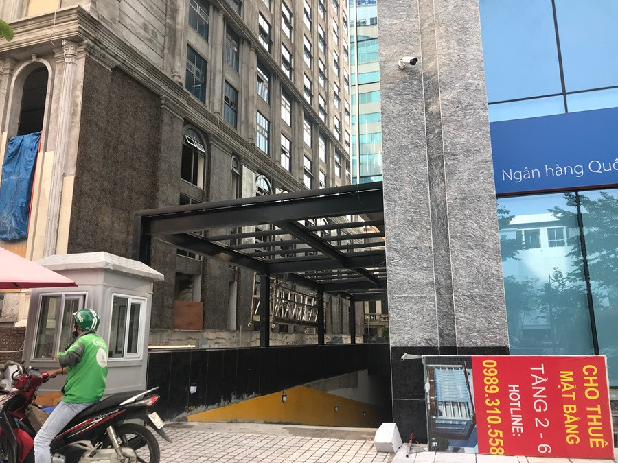 Lối dẫn xuống hầm để xe máy tòa nhà AZ Lâm Viên Complex chưa có biển báo chỉ dẫn cụ thể.