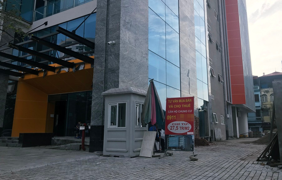 Nhiều đống vật liệu, biển bảng vẫn còn chất đống ngổn ngang phía mặt tiền tòa nhà AZ Lâm Viên Complex.