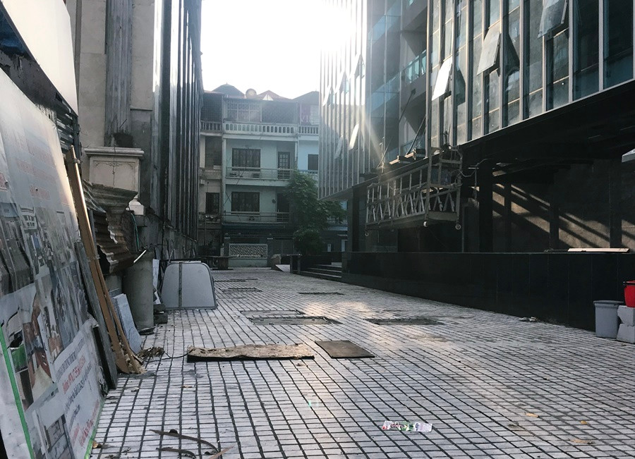 Ghi nhận của PV chiều ngày 3/10, vẫn còn rất nhiều hạng mục tại dự án dự án AZ Lâm Viên Complex chưa được hoàn thành.