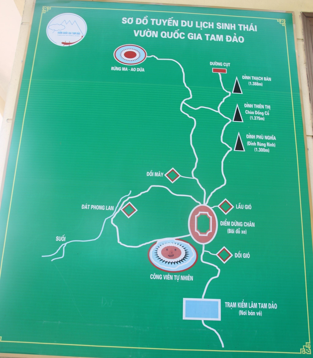 Điều đầu tiên bạn có thể cảm nhận được khi bước tới trạm dừng nghỉ là không khí vô cùng mát mẻ, mây mù bồng bềnh. Xung quanh có rất nhiều cây cổ thụ xanh mát quanh năm. Không gian tĩnh mịch, rất phù hợp cho việc nghỉ ngơi, thư thái và khám phá khu rừng.