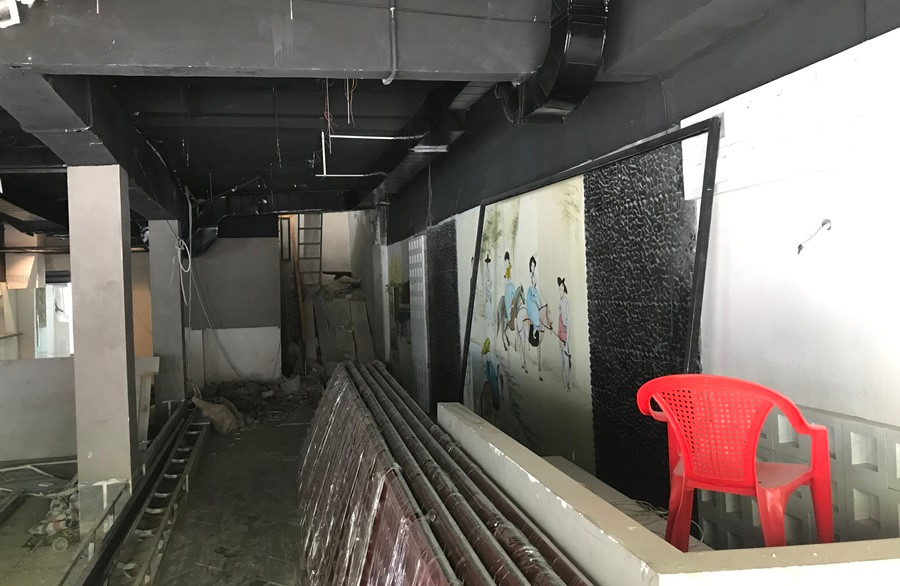 Cảnh vật liệu xây dựng chất đống ngổn ngang bên trong nhà hàng Món Huế trên phố Huỳnh Thúc Kháng.