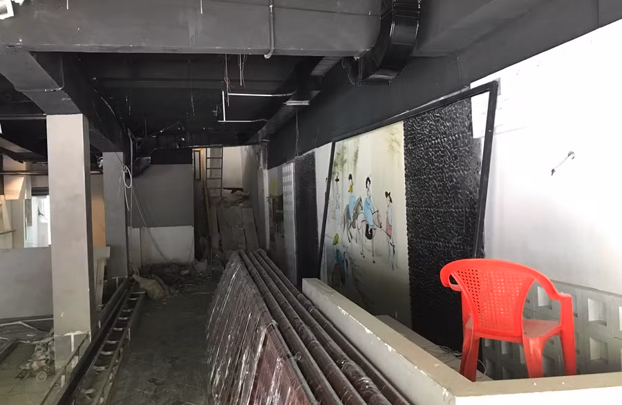 Cảnh vật liệu xây dựng chất đống ngổn ngang bên trong nhà hàng Món Huế trên phố Huỳnh Thúc Kháng.