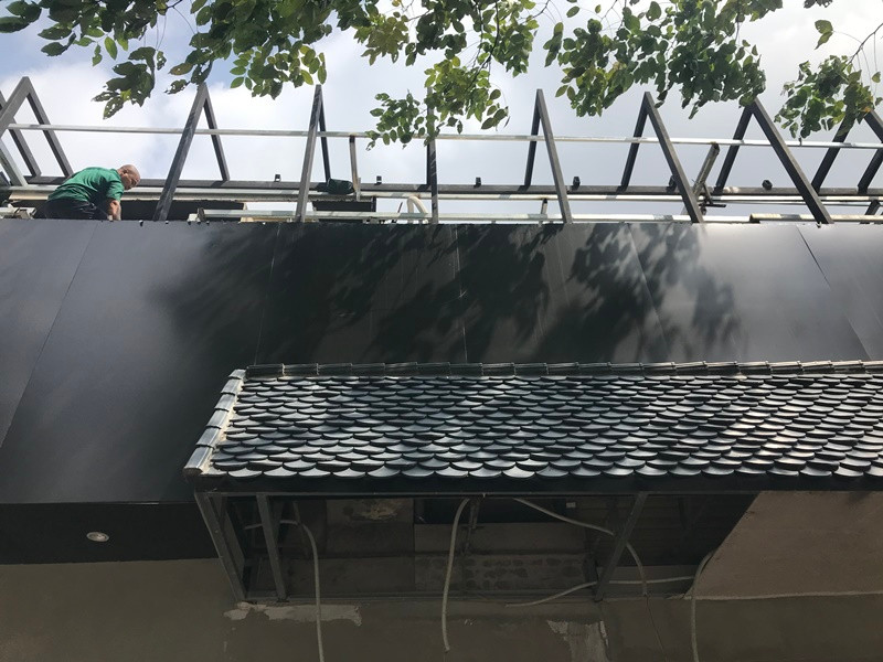 Các biển hiệu bên ngoài cũng nhanh chóng được tháo dỡ.