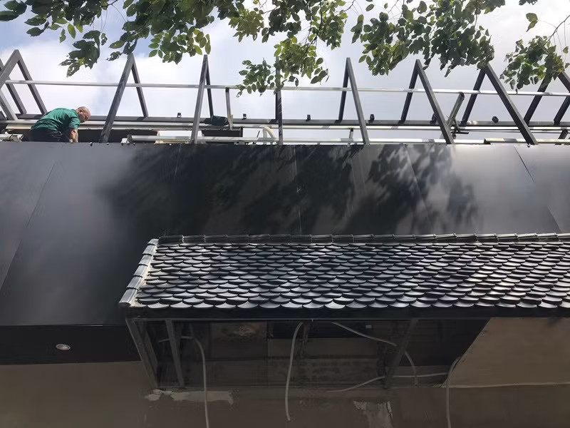 Các biển hiệu bên ngoài cũng nhanh chóng được tháo dỡ.