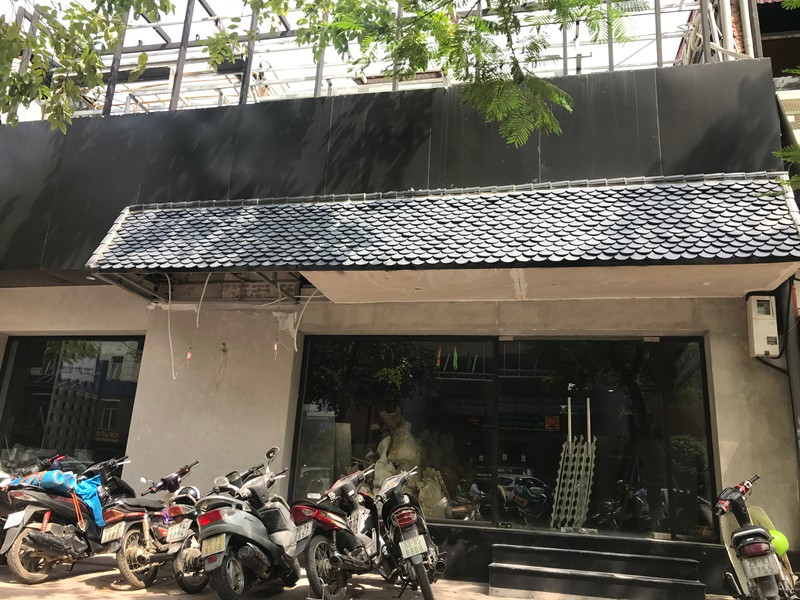 Chi nhánh nhà hàng Món Huế trên phố Huỳnh Thúc Kháng cũng đã đóng cửa. Bên trong xuất hiện một vài công nhân đang cải tạo, sửa chữa lại mặt bằng để cho đơn vị khác thuê kinh doanh.