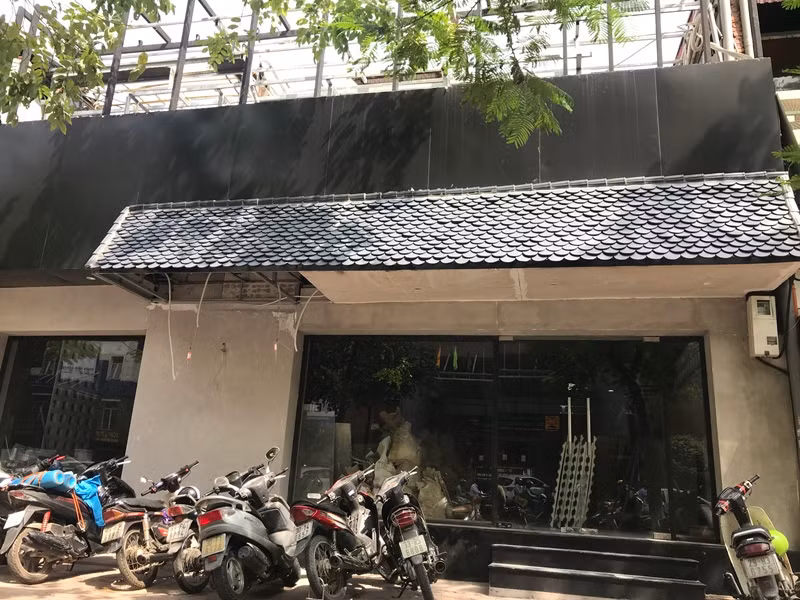 Chi nhánh nhà hàng Món Huế trên phố Huỳnh Thúc Kháng cũng đã đóng cửa. Bên trong xuất hiện một vài công nhân đang cải tạo, sửa chữa lại mặt bằng để cho đơn vị khác thuê kinh doanh.