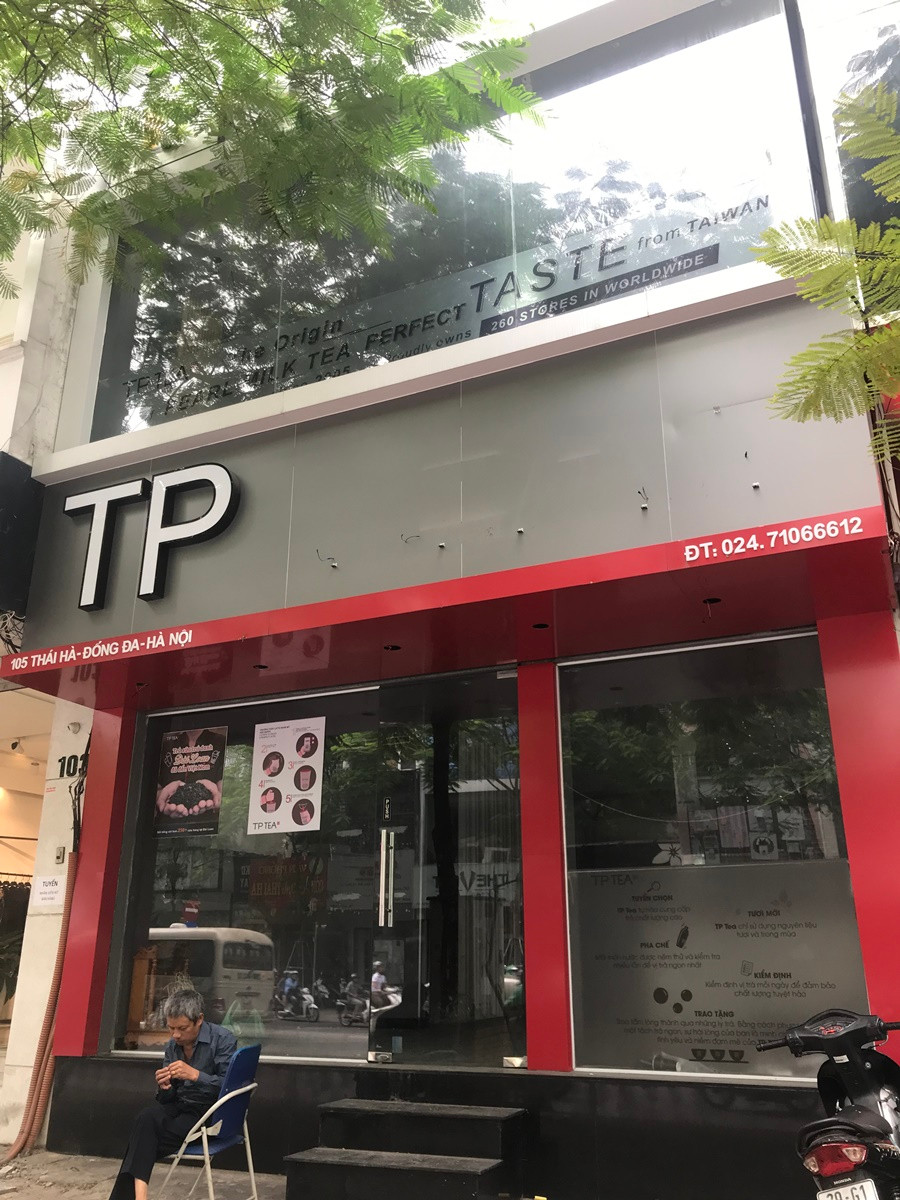 Tương tự, một chi nhánh Món Huế khác trên phố Thái Hà cũng "đóng cửa cài then". Một nhân viên bảo vệ cửa hàng ngay cạnh cho biết, cách đây khoảng 3 hôm, xuất hiện 3-4 người được cho là đến chi nhánh Món Huế này đòi tiền nợ. Tuy nhiên khi đến nơi cửa hàng đã dọn đi nên họ đành tay không ra về.