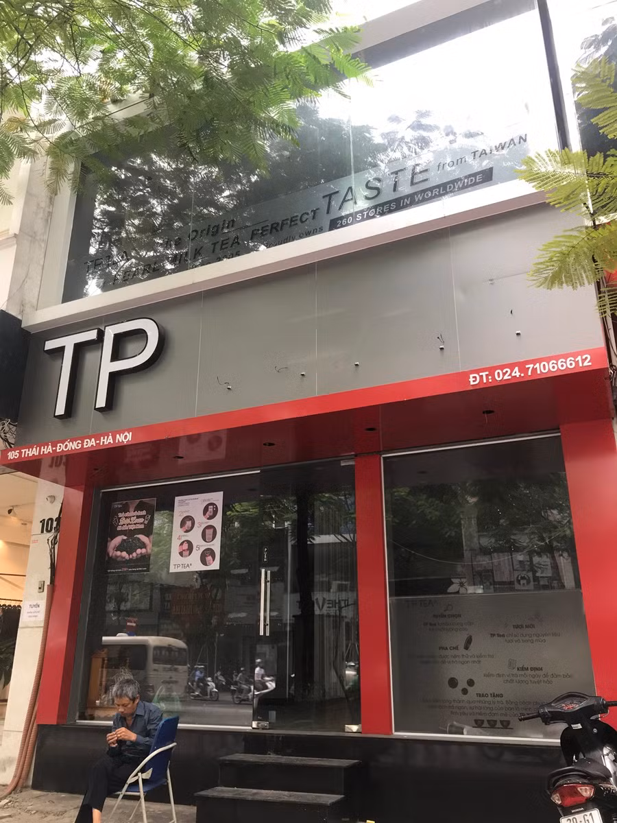 Tương tự, một chi nhánh Món Huế khác trên phố Thái Hà cũng "đóng cửa cài then". Một nhân viên bảo vệ cửa hàng ngay cạnh cho biết, cách đây khoảng 3 hôm, xuất hiện 3-4 người được cho là đến chi nhánh Món Huế này đòi tiền nợ. Tuy nhiên khi đến nơi cửa hàng đã dọn đi nên họ đành tay không ra về.