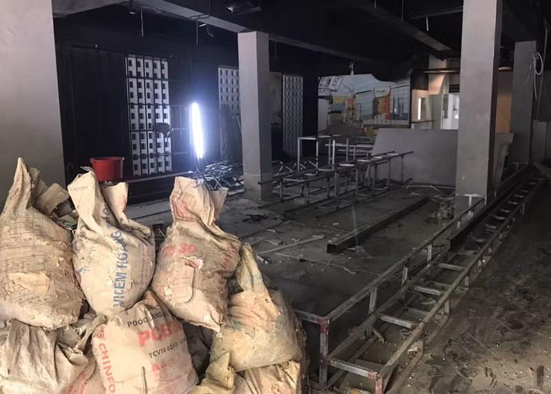 Toàn bộ hệ thống đèn chiếu sáng trên trần nhà, biển hiệu, quảng cáo bên trong đã được tháo dỡ.