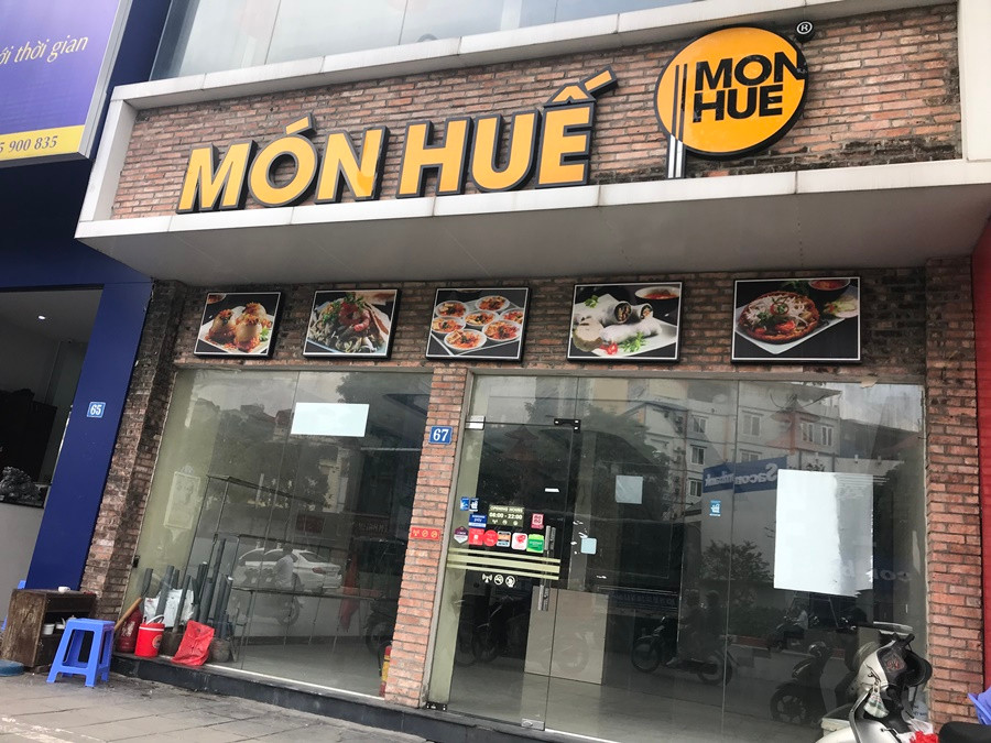 Hình ảnh nhà hàng Món Huế nằm trên phố Trần Duy Hưng được cho là đã đóng cửa được khoảng 1 tháng. Trao đổi với một số cơ quan truyền thông bà Nga, chủ nhà số 67 Trần Duy Hưng, xác nhận việc Món Huế bỏ dở hợp đồng thuê mặt bằng. Bà cho biết giá thuê hiện tại là 6.500 USD/tháng (tương đương 150 triệu đồng/tháng). Tính ra, Món Huế chịu mất 450 triệu đồng tiền thuê mặt bằng đã đóng trước.