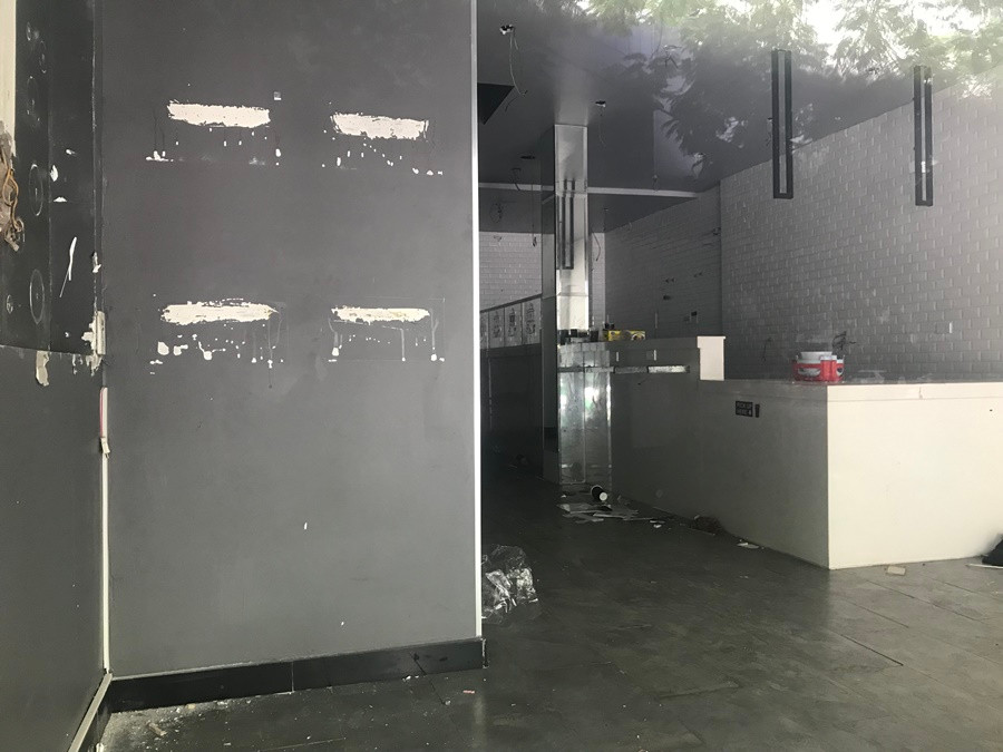 Đồ đạc bên trong nhà hàng Món Huế trên phố Thái Hà đều đã được dọn dẹp sạch.