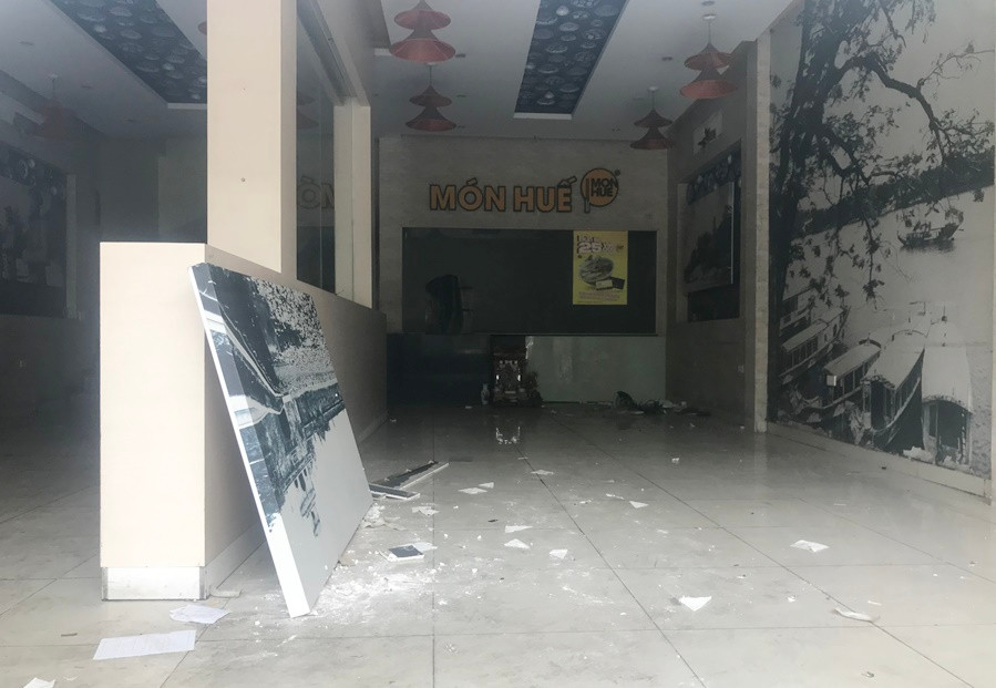 Bên trong thì hoang lạnh, đổ nát. Cũng giống như các chi nhánh còn lại, nhà hàng Món Huế tại xã Đàn cũng đã dọn dẹp và di chuyển hết đồ đạc bên trong đi.