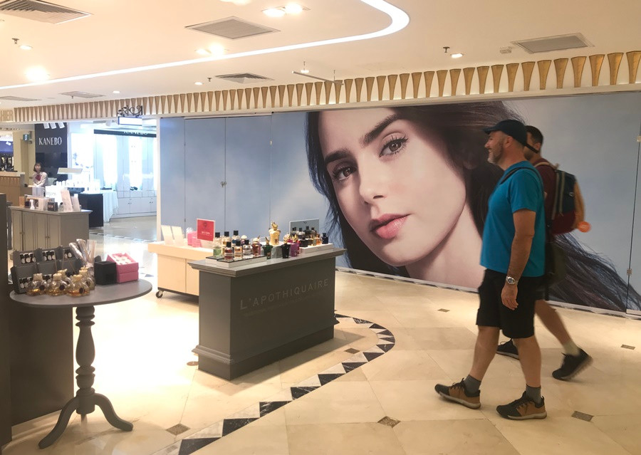 Một vài người khách du lịch nước ngoài vào đây tham quan.