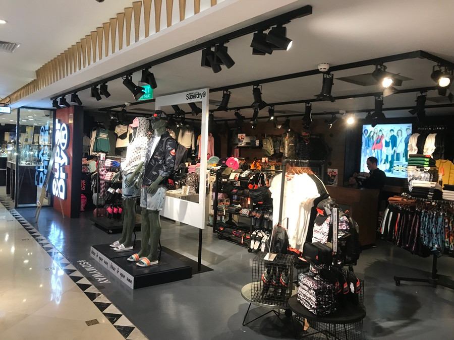 Nhiều quầy hàng thời trang khác.