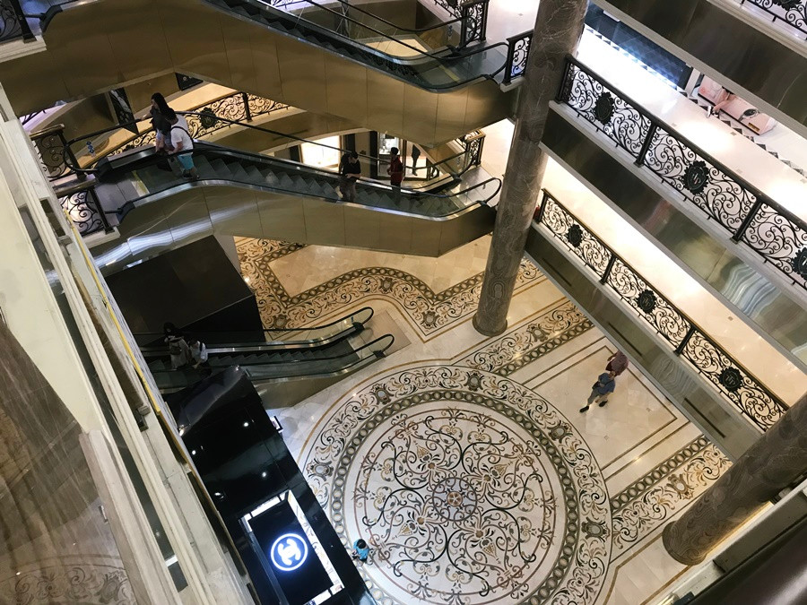 Với sự có mặt của các thương hiệu lớn nổi tiếng trong top 10 thương hiệu hàng đầu trên thế giới, như: Louis Vuitton, Kenzo, Christian Dior, Cartier, Rolex,… Tràng Tiền Plaza được xem là trung tâm thương mại (TTTM) cao cấp bậc nhất Hà Nội, sánh ngang tầm các trung tâm mua sắm lớn trong khu vực và thế giới.