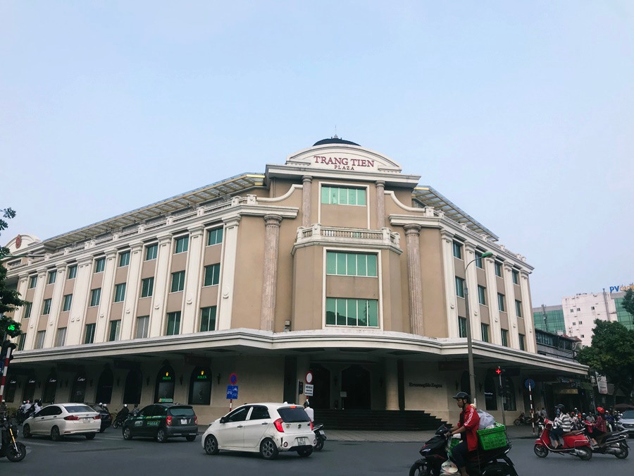 Nằm ngay giữa trung tâm Hà Nội, bên cạnh hồ Gươm, Tràng Tiền Plaza của đại gia Johnathan Hạnh Nguyễn từng phải tạm đóng cửa hàng năm trời để “tái cơ cấu".