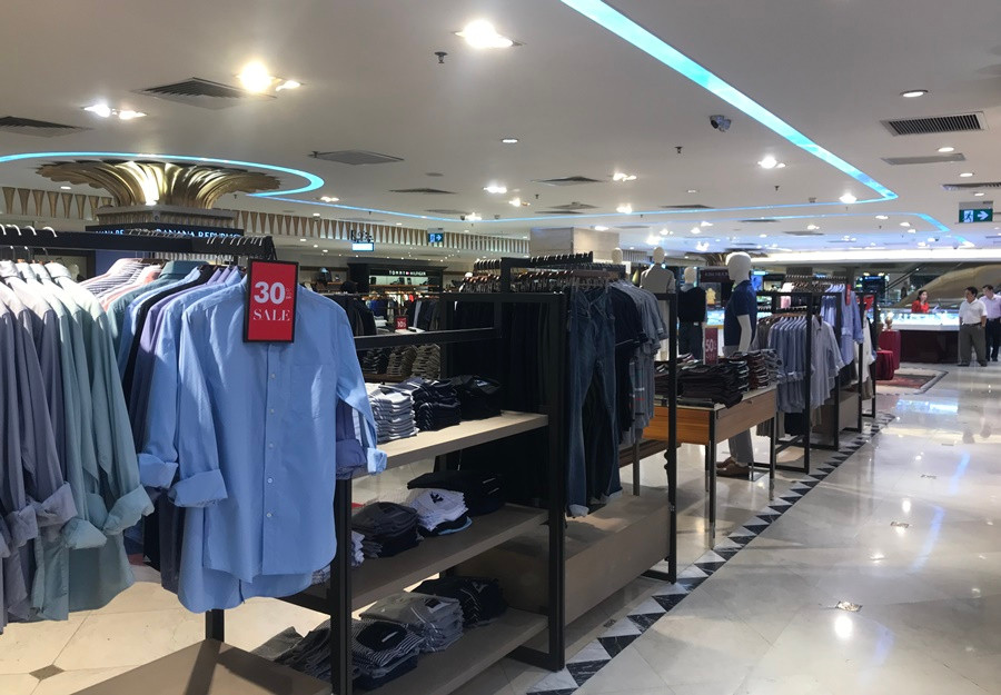 Một số quầy hàng thời trang khác cũng Sale off tới 30%.