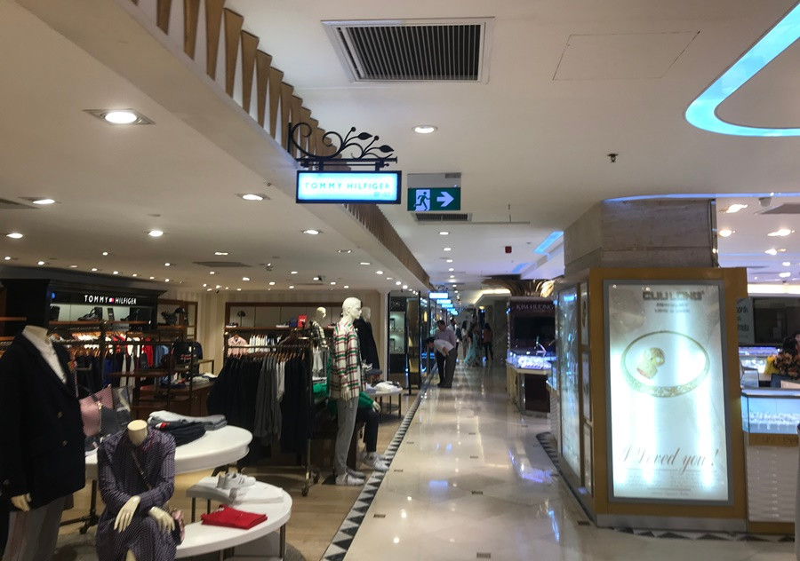 &#x8;Các quầy hàng thương hiệu trong TTTM Tràng Tiền Plaza.