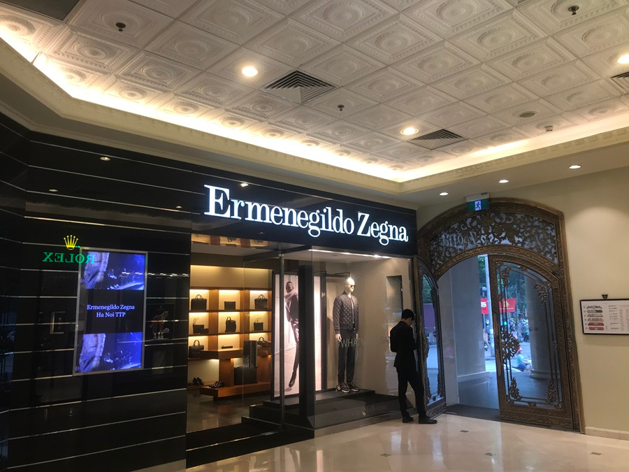 Tại nhiều gian hàng của các thương hiệu lớn bên trong TTTM Tràng Tiền Plaza, nhân viên ăn mặc một cách chỉnh chu lịch sự đứng ở cửa ra vào để chào mời khách vào tham quan.