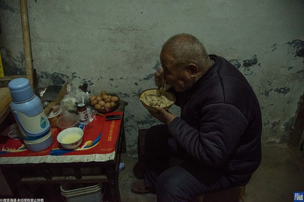 Ong lao ban man thau gia 0 dong suot 3 nam va ly do roi nuoc mat-Hinh-3