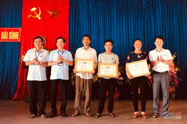 Bo xe ba gac troi song, nguoi dan ong Thanh Hoa cuu song 3 chau nho-Hinh-3