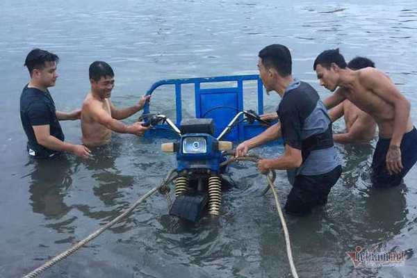 Bo xe ba gac troi song, nguoi dan ong Thanh Hoa cuu song 3 chau nho-Hinh-2