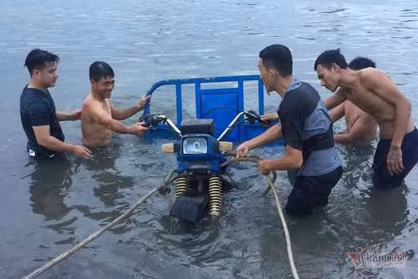 Bo xe ba gac troi song, nguoi dan ong Thanh Hoa cuu song 3 chau nho-Hinh-2