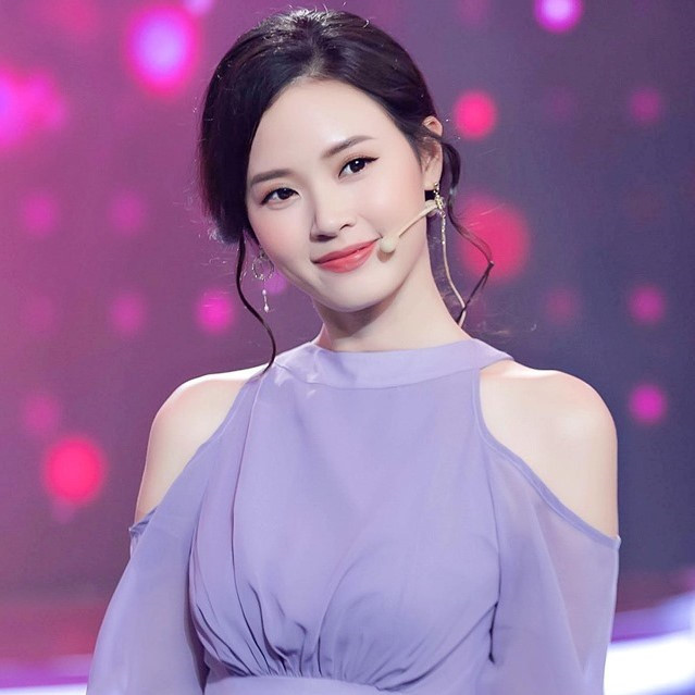 Hot girl sinh năm 1989 được nhiều người yêu mến sau nhiều năm hoạt động. Không chỉ xinh đẹp, nàng hot girl đời đầu còn có bảng thành tích "khủng". Năm 2007, cô thi đỗ á khoa Đại học Kiến trúc TP.HCM và thủ khoa Cao đẳng Văn hóa Nghệ thuật TP.HCM. Midu hiện là giảng viên tại trường ĐH Công nghệ TP.HCM. Bên cạnh dạy học, hot girl 8X thường xuyên tham gia các dự án phim điện ảnh và chương trình truyền hình.