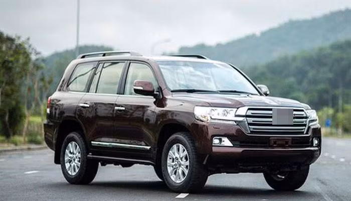 “Quan” Cao Bang nhan qua o to 3,72 ty: Doanh nghiep nao tang xe sang?